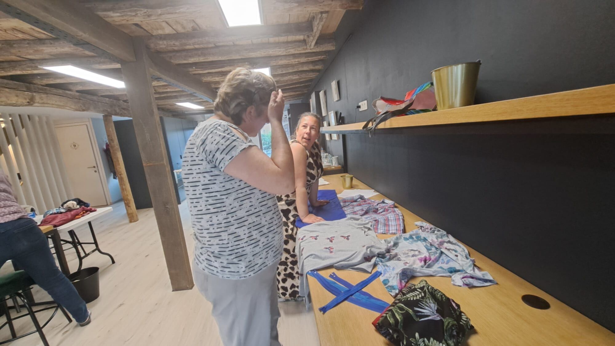 Kleding van overledene wordt voorbereid voor troostkussen