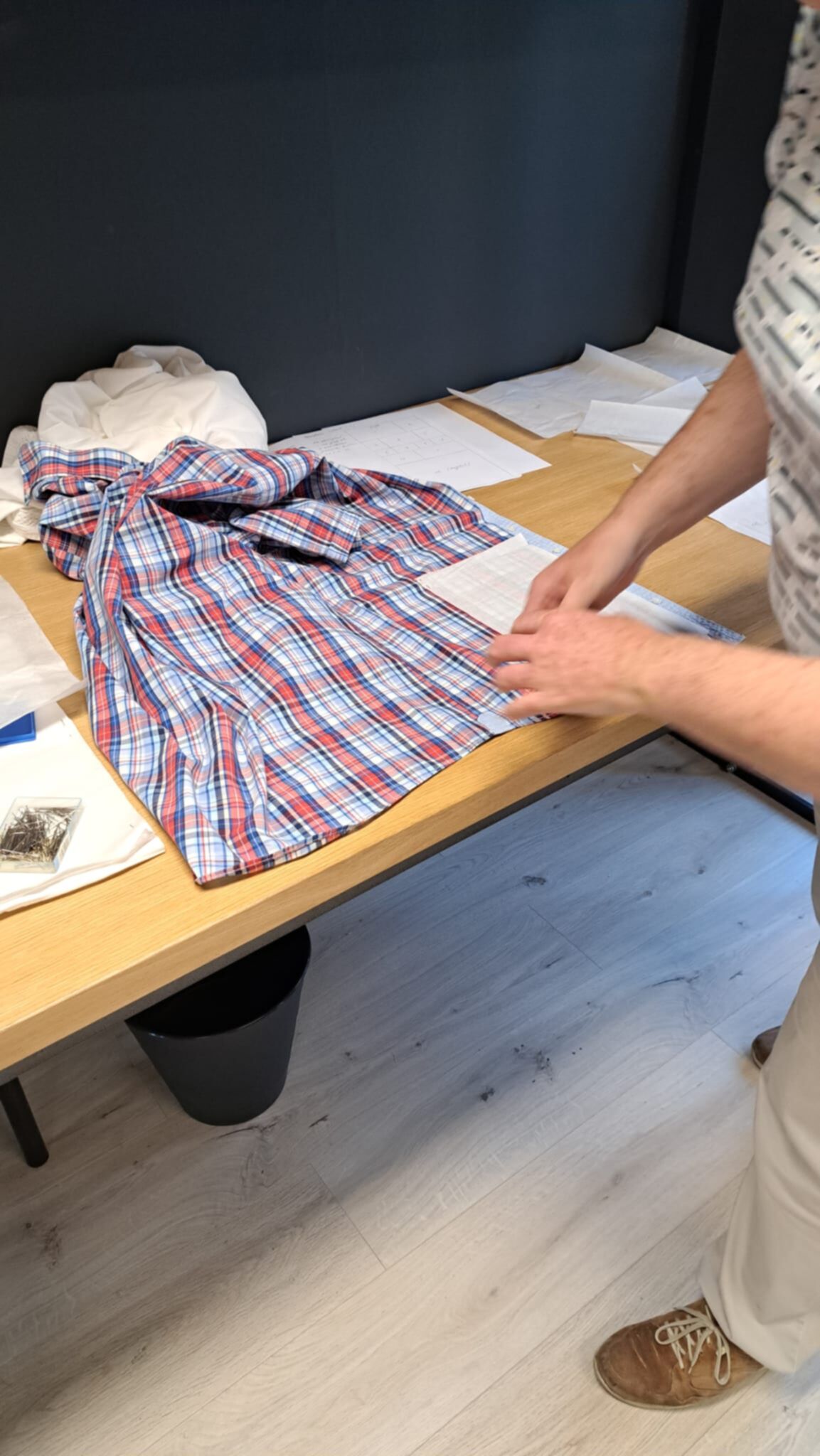 Kledingstukken worden zorgvuldig voorbereid voor verwerking
