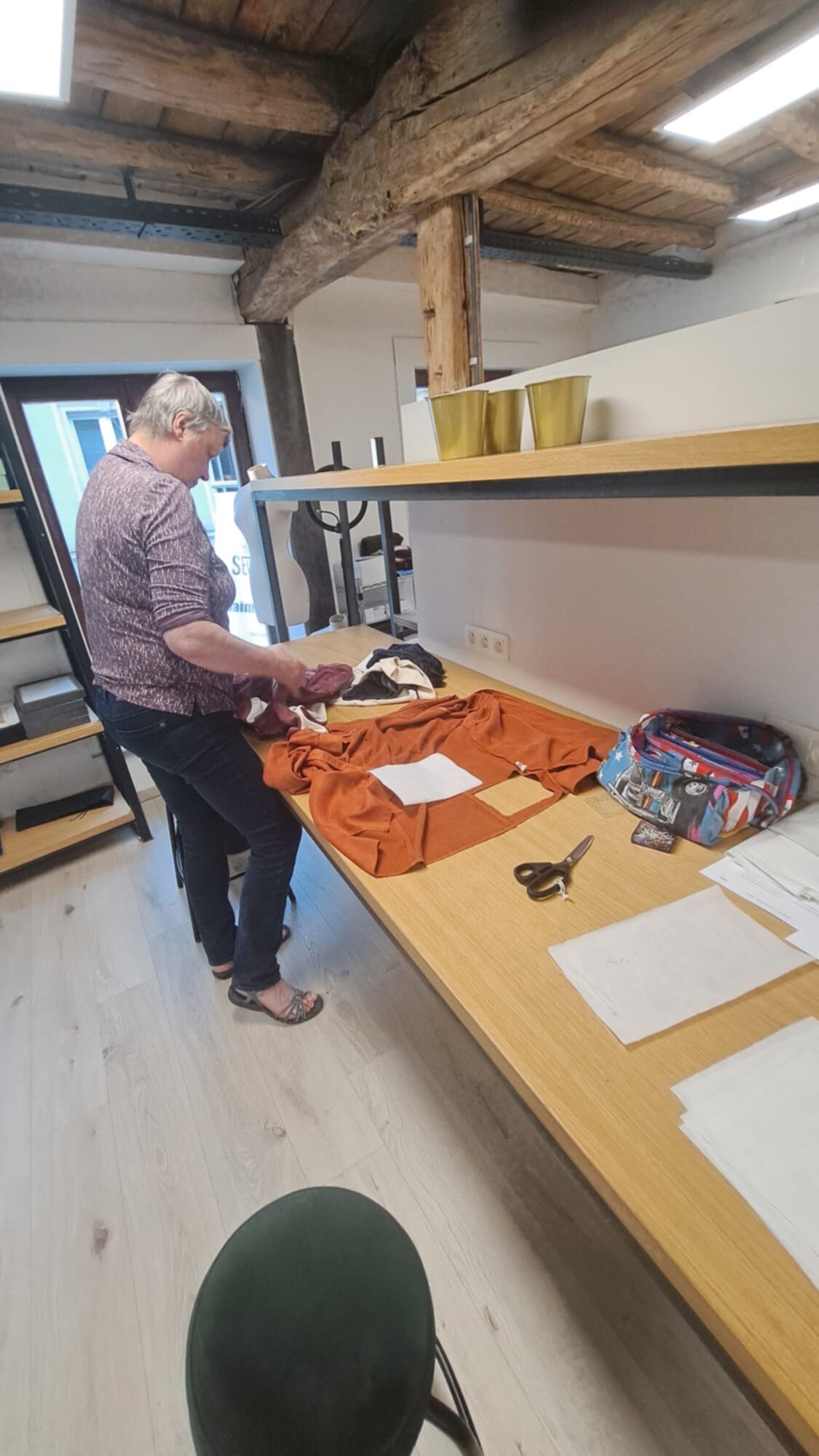 Stof wordt geknipt en gemeten voor troostkussen
