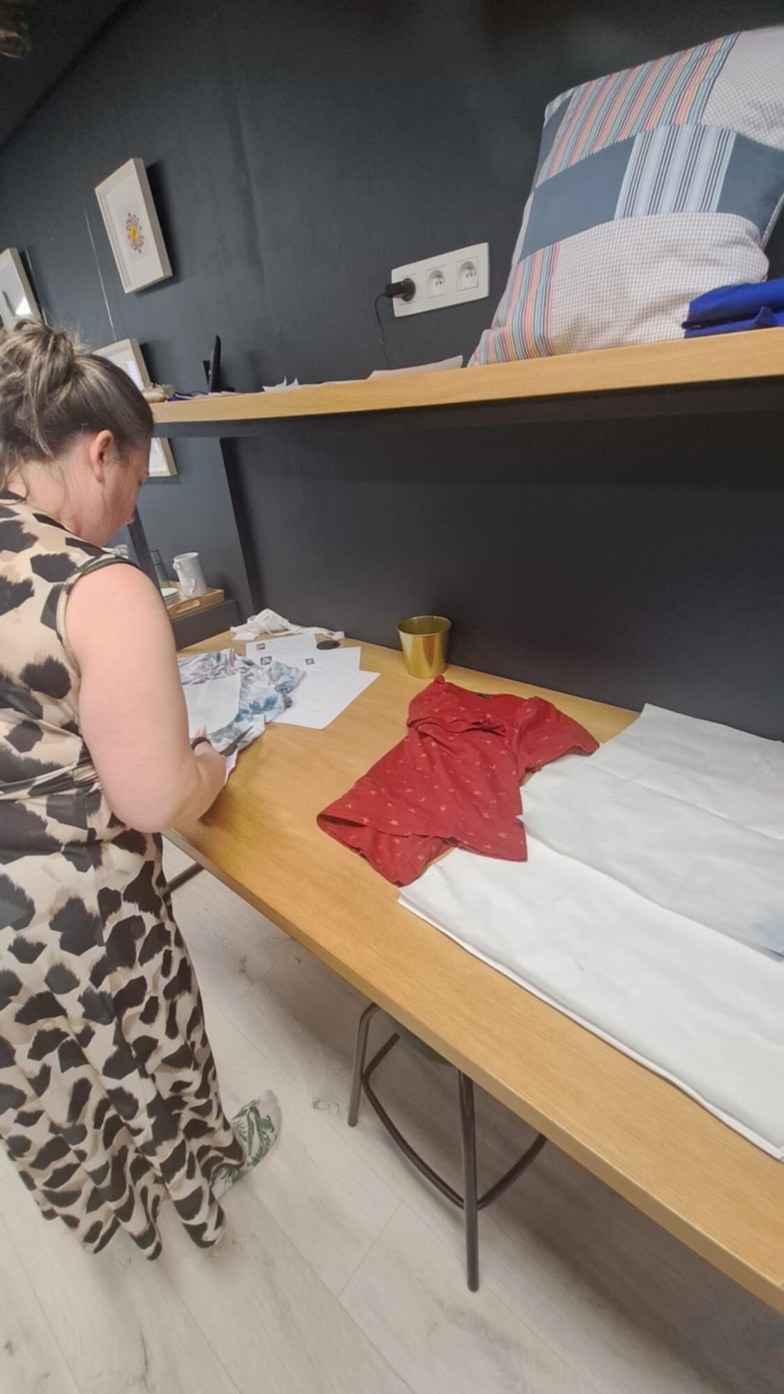 Deelnemers aan het werk tijdens workshop troostkussen maken