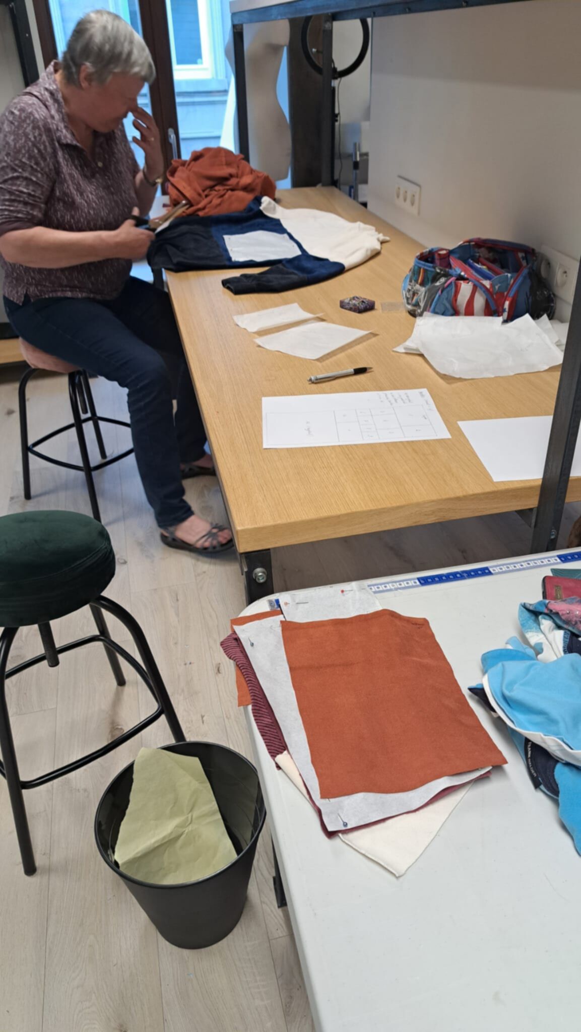 Fijne details worden afgewerkt aan troostkussen