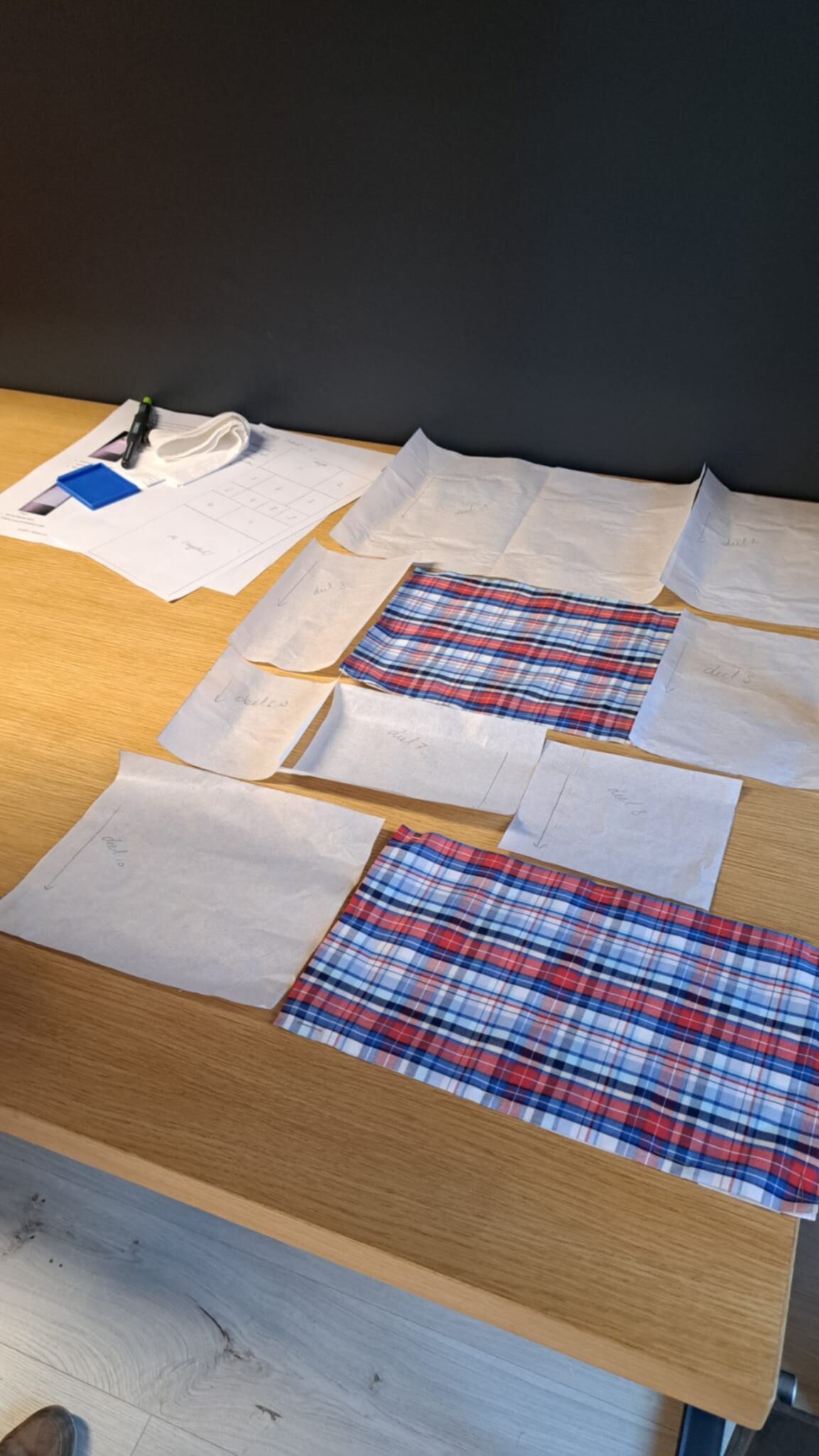 Groep deelnemers werkt samen tijdens workshop troostkussen